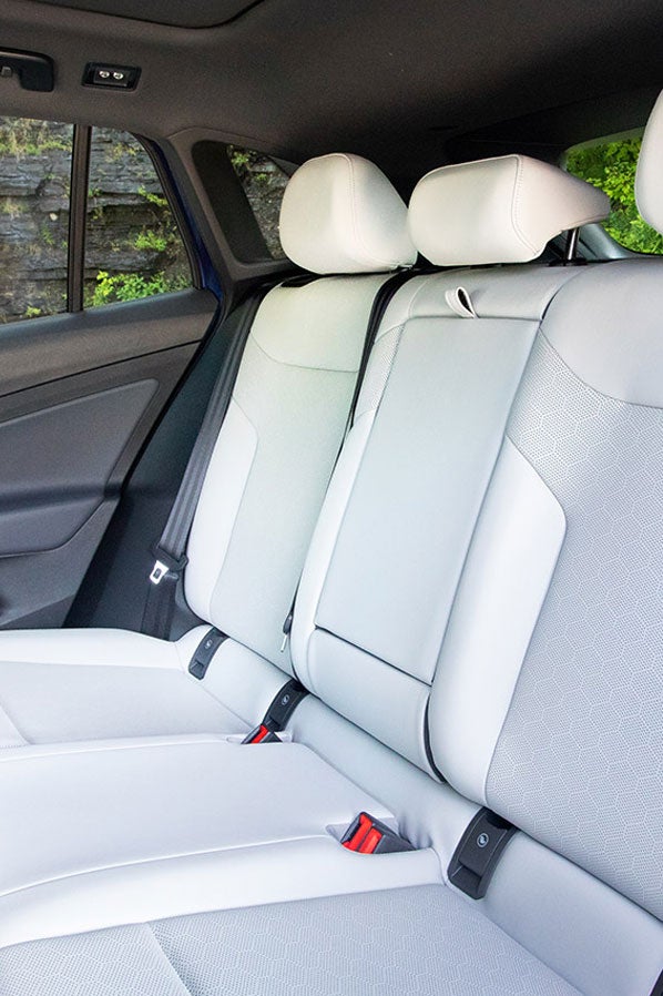 A parked ID.4 in Dusk Blue Metallic, with focus on the rear seating.